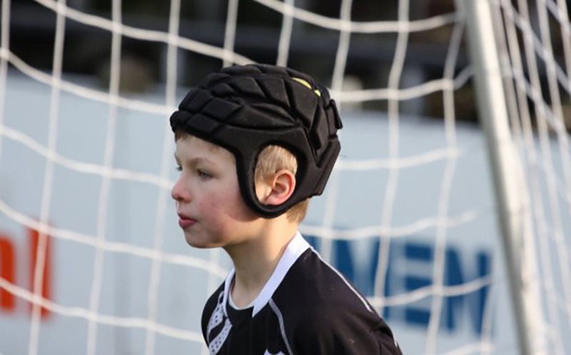 Oceanië Sporten Uitsluiting Hersenstichting: 'Verplicht jonge keepers om helm te dragen' - EenVandaag