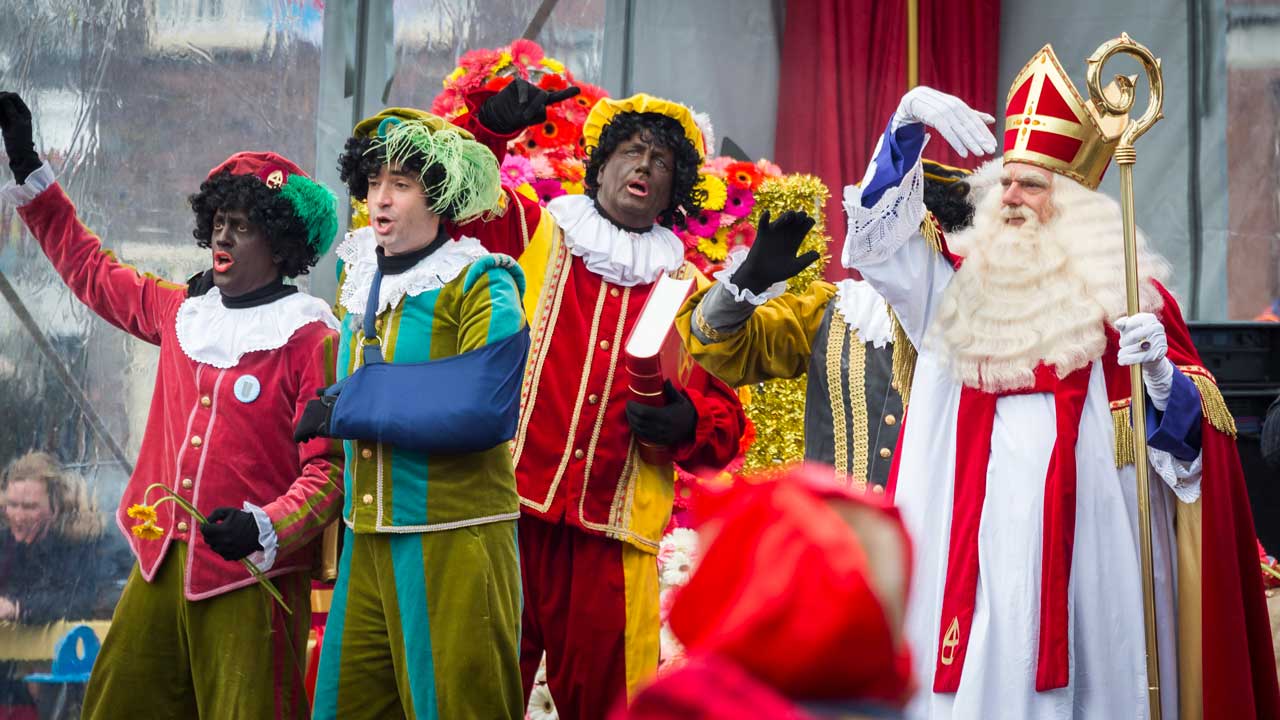 genoeg Peer badminton Zwarte Piet mag van de rechter meevaren tijdens de intocht - EenVandaag